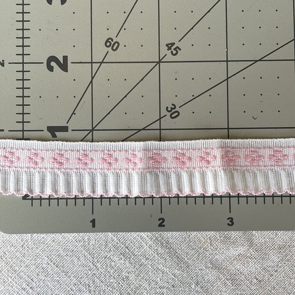 5 yards of white riffled ribbon, white with pink floral embroidery motif - Picture 5 of 5